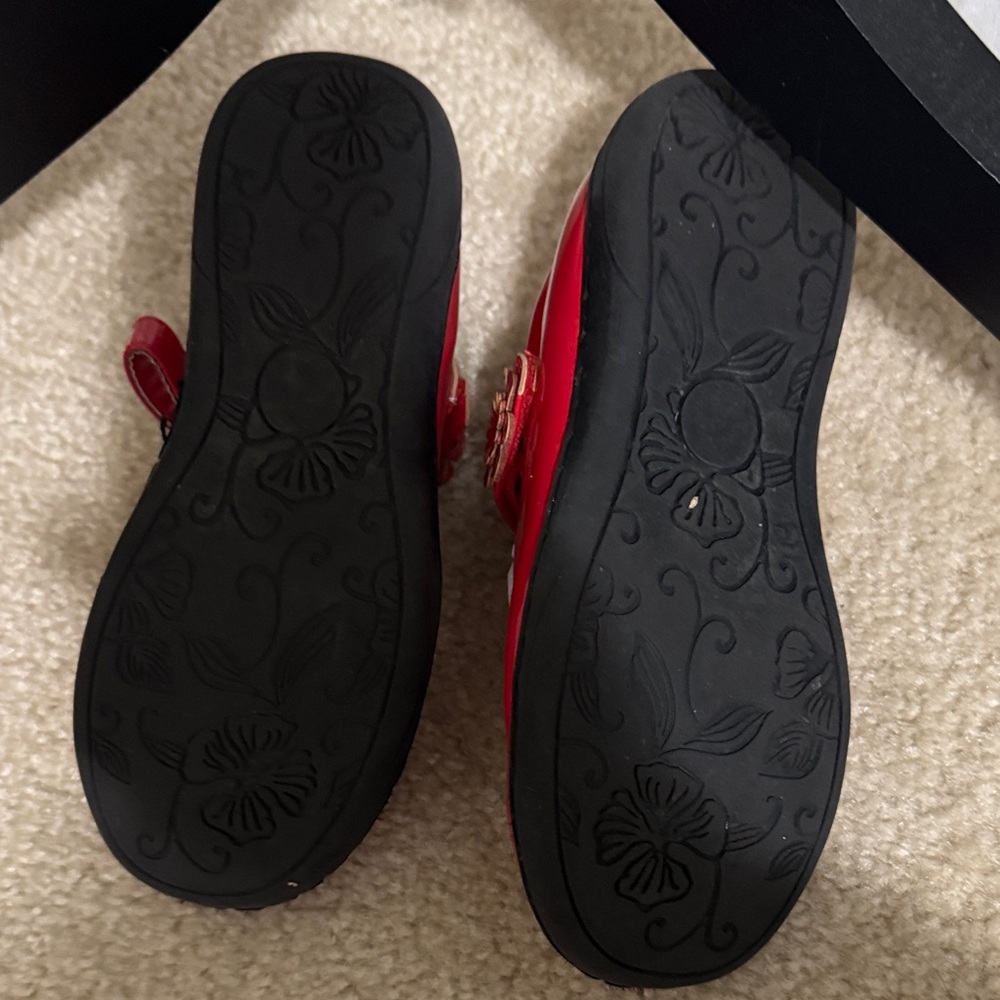 r Girls' Red Patent Mary Jane Dress Shoes - Picture 5 of 8